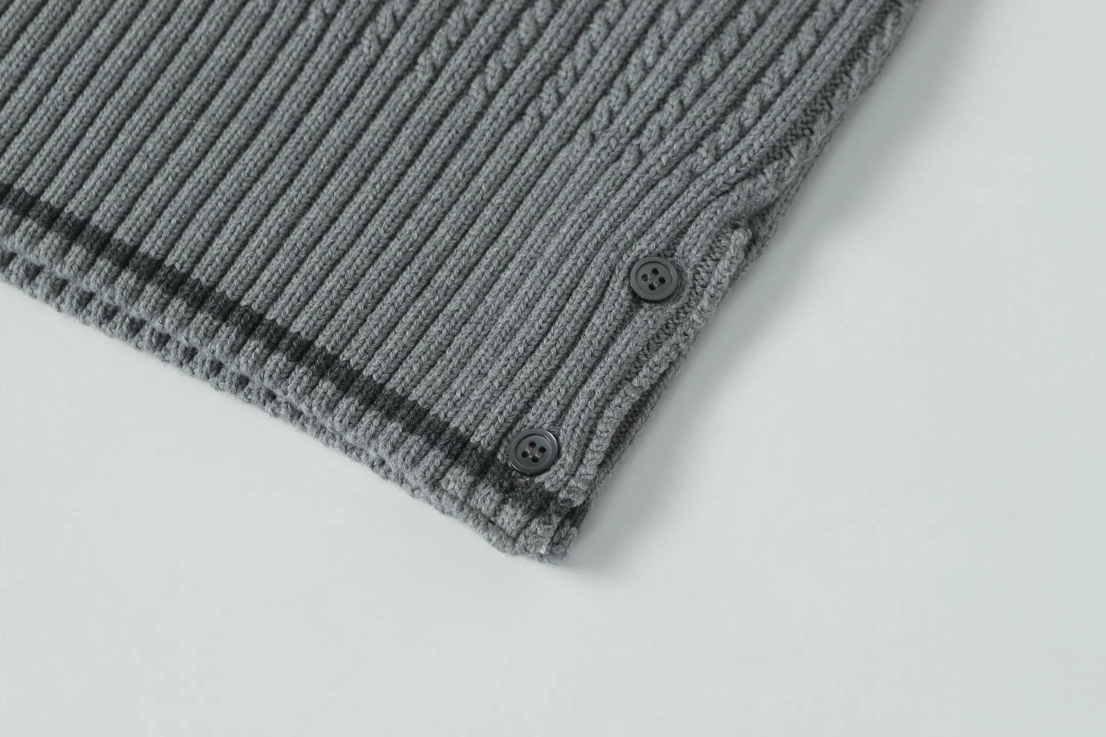 TB · Thom Browne Classic ， 、 Classic。 Same Style ： White/Gray Size：S M L